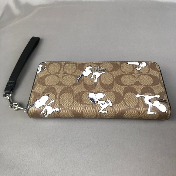 Coach x Peanuts Snoopy Wristlet Wallet - Picture 2 of 8